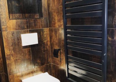 Badkamer Totaal, koper en houtlook