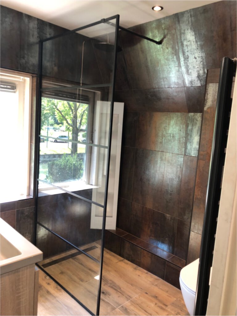 Badkamer | Modern| | Hout look | Zwart staal