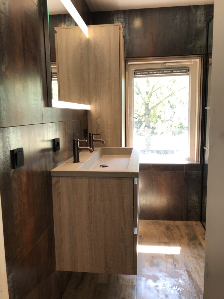 Badkamer | Modern| | Hout look | Zwart staal