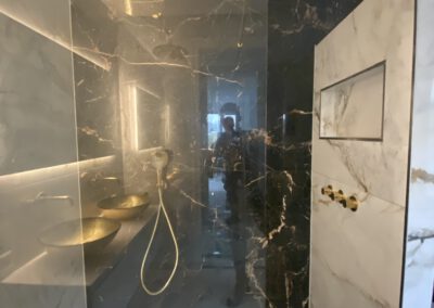 Luxe badkamer en toilet met marmer